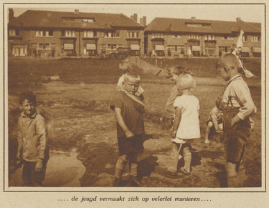 872193 Afbeelding van een groepje kinderen dat de schoolvakantie viert op een braakliggend terrein in de wijk Oog in Al ...